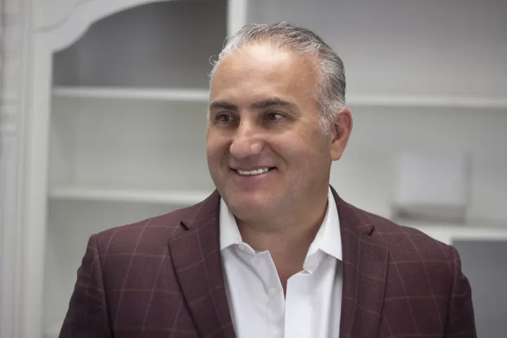 Luis Alberto Valdez sonriendo
