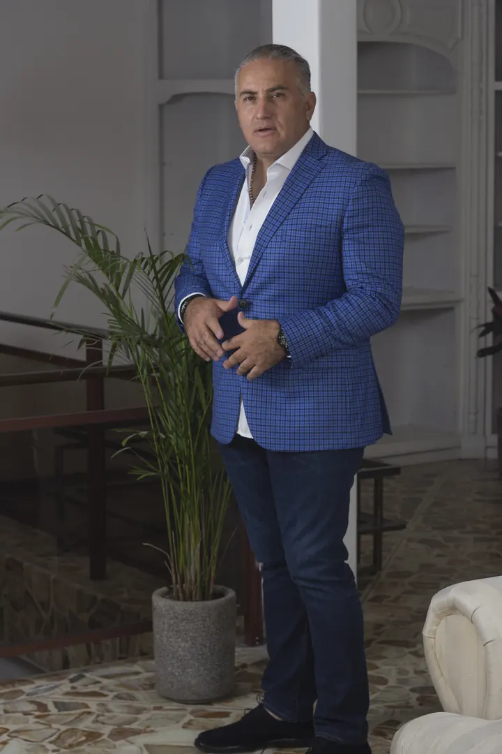 Luis Alberto Valdez Ayala, de pie, con saco azul